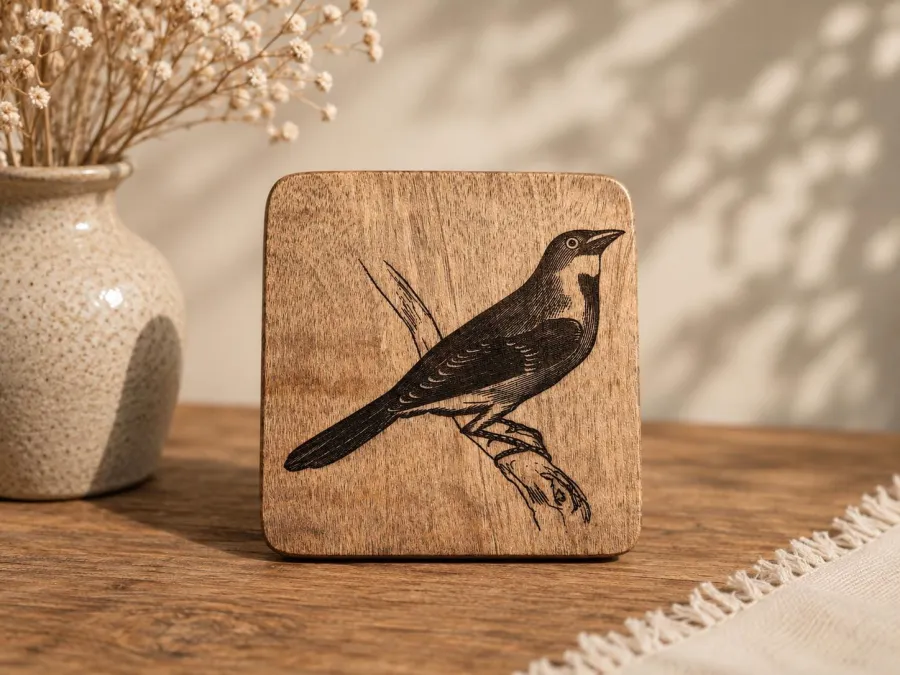 Dickzissel Vogelbild – Auf Mangoholz · 10 × 10 cm (mit KI erstellt)