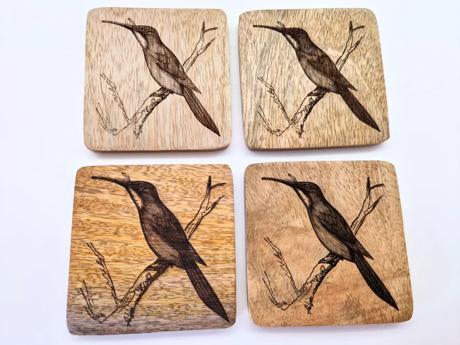 Rotschwanz-Glanzvogel Vogelbild – Auf Mangoholz · 10 × 10 cm